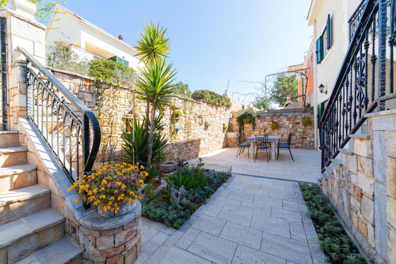 Villa Sun Garden - 4 Star Villa With Heated Swimming Pool, Quiet Bay, Bbq, 50M From The Sea Milna  Dış mekan fotoğraf
