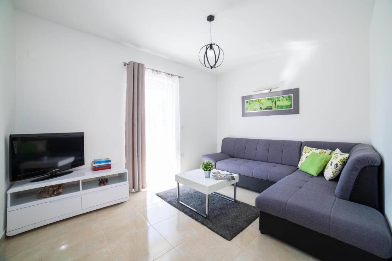 Villa Sun Garden - 4 Star Villa With Heated Swimming Pool, Quiet Bay, Bbq, 50M From The Sea Milna  Dış mekan fotoğraf