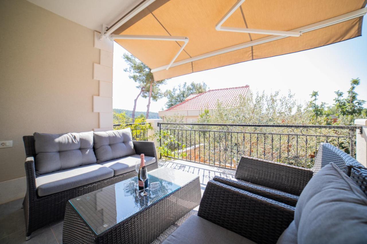 Villa Sun Garden - 4 Star Villa With Heated Swimming Pool, Quiet Bay, Bbq, 50M From The Sea Milna  Dış mekan fotoğraf