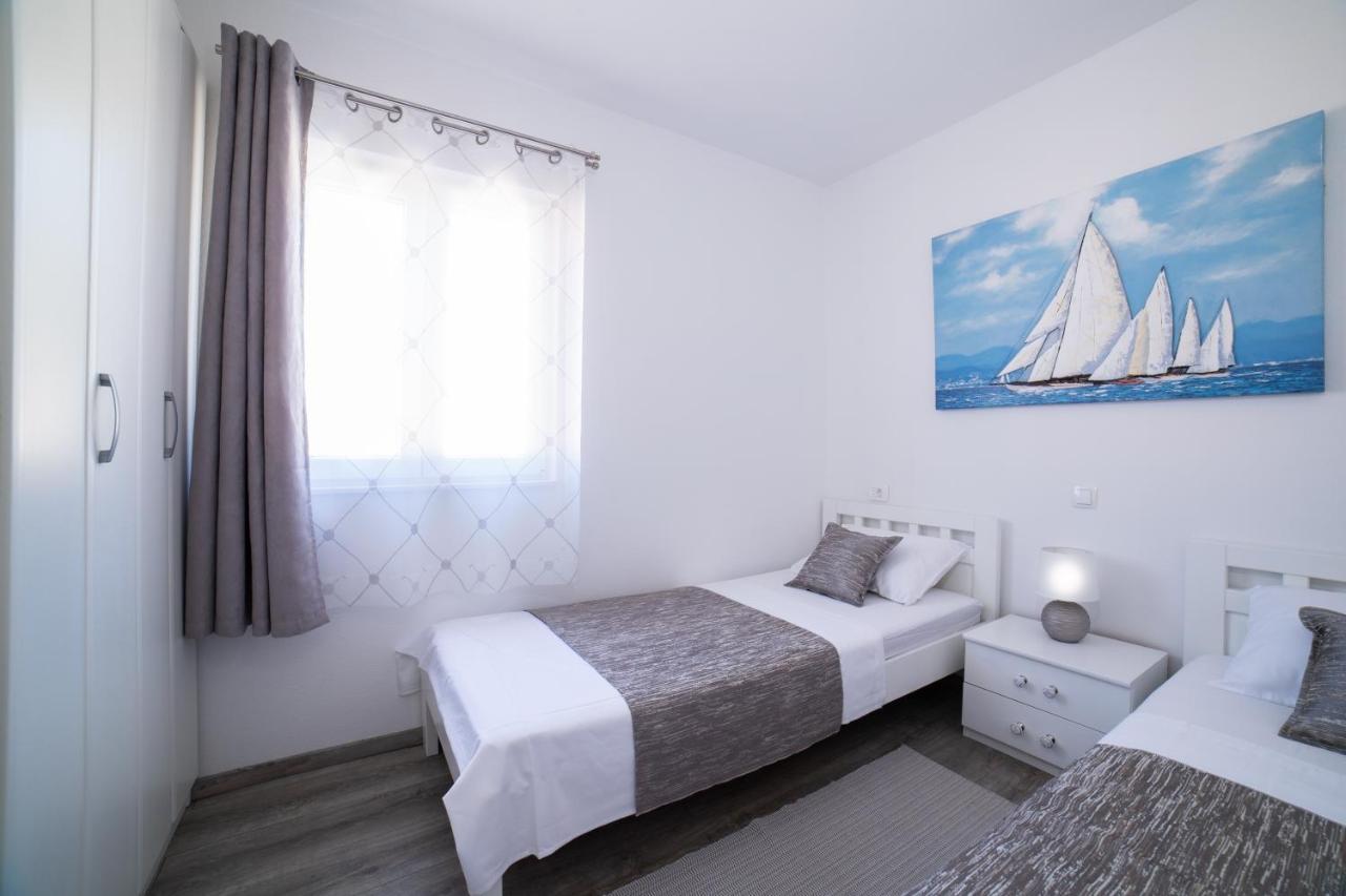 Villa Sun Garden - 4 Star Villa With Heated Swimming Pool, Quiet Bay, Bbq, 50M From The Sea Milna  Dış mekan fotoğraf
