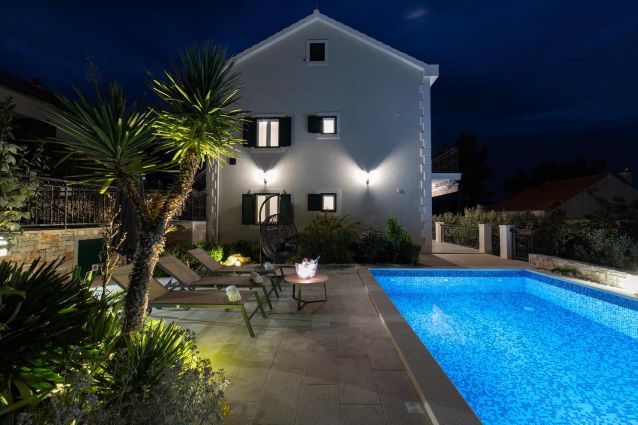 Villa Sun Garden - 4 Star Villa With Heated Swimming Pool, Quiet Bay, Bbq, 50M From The Sea Milna  Dış mekan fotoğraf