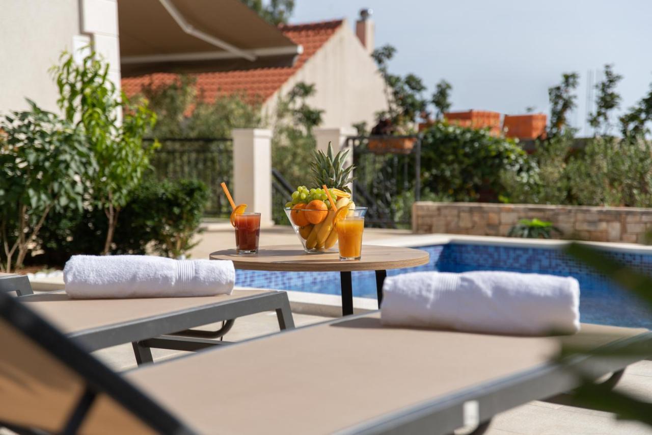 Villa Sun Garden - 4 Star Villa With Heated Swimming Pool, Quiet Bay, Bbq, 50M From The Sea Milna  Dış mekan fotoğraf