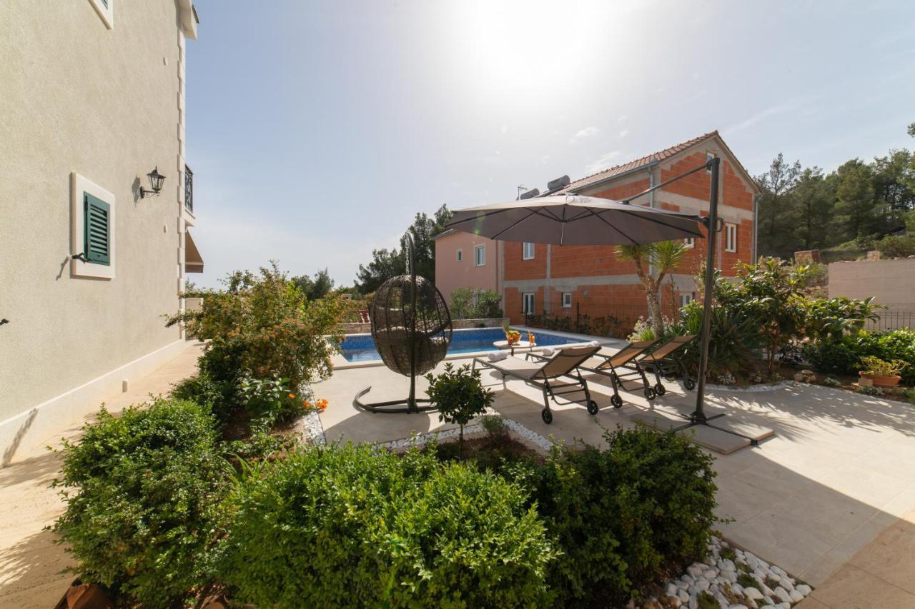 Villa Sun Garden - 4 Star Villa With Heated Swimming Pool, Quiet Bay, Bbq, 50M From The Sea Milna  Dış mekan fotoğraf